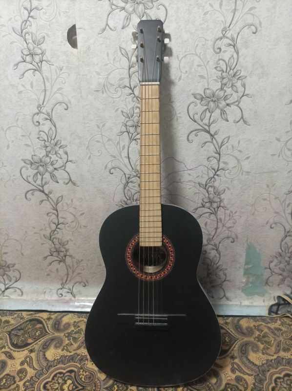 GITARA sotiladi holati yangi GITARA sotiladi holati yangi