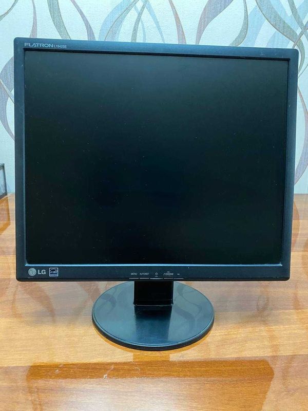 Монитор LG 19 диагональ