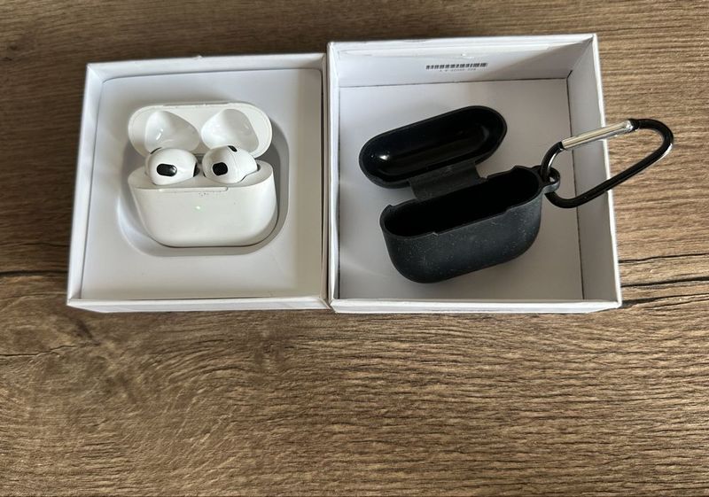 Наушники airpods полу рабочие с чехлом Наушники airpods полу рабочие с чехлом