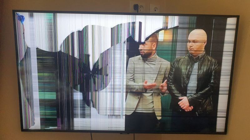 Продаётся телевизор Samsung UE43TU8500U (экран повреждён) Продаётся телевизор Samsung UE43TU8500U (экран повреждён)