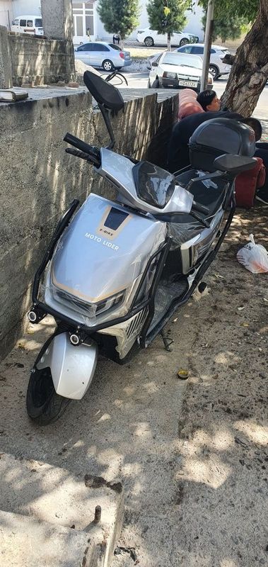Skuter E-Bike yangi 70 km gacha yuradi.Tezligi 70 ga chiqadi