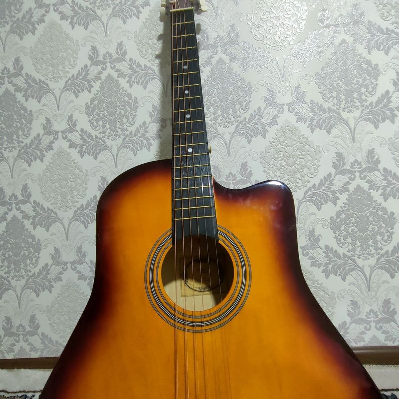 Gitara model 38C srochni sotiladi