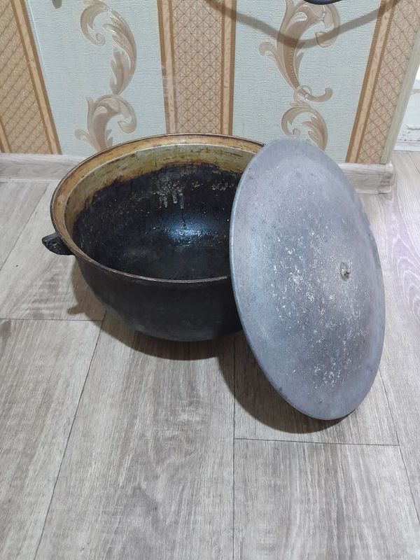 Продам казан 10 л б/у, чугунный советский Продам казан 10 л б/у, чугунный советский