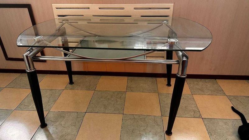продам обеденый стол, стекляный+стулья