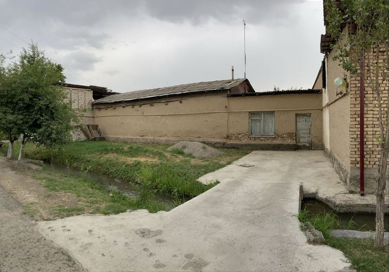Chista quruvchilaga qizu yer, ikta ko’chaga qaragan 8,4 sotix.