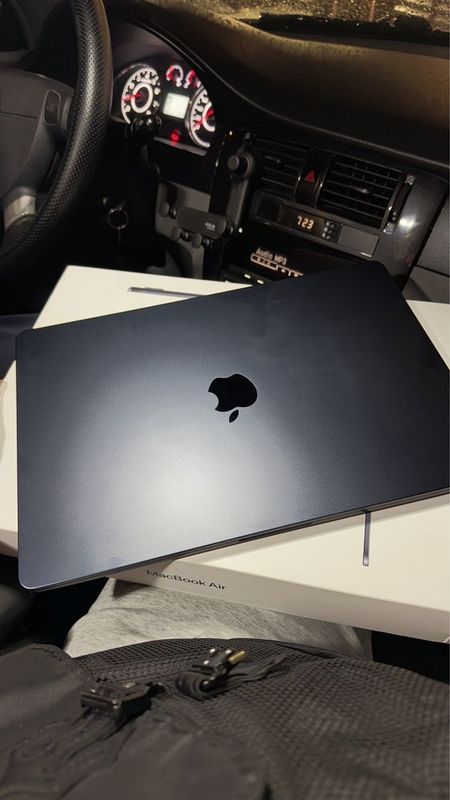 MacBook Air 15 inch M2 8/256 Midnight 18 cycle count