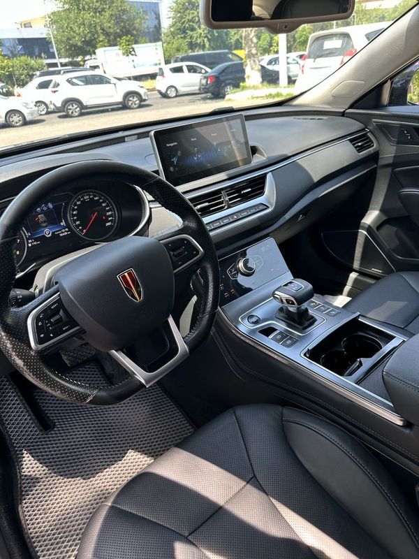 Hongqi 2023 yil H5 flagship srochna sotiladi Hongqi 2023 yil H5 flagship srochna sotiladi