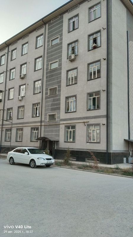 Kitob krug yonida Dom sotiladi 3 xona 64 kv metr hamma sharoiti bor
