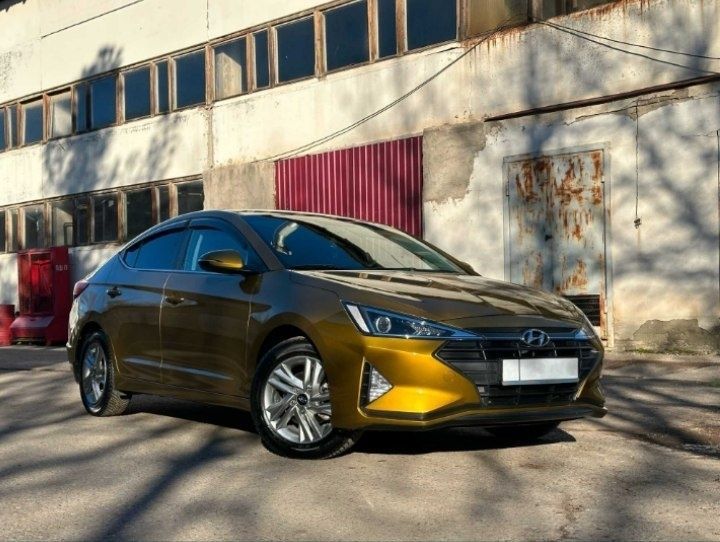 Hyundai Elantra Sotiladi