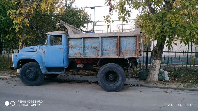 Zil 130 samosval