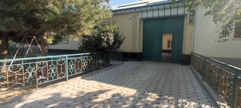 Уй ховли барча жихозлари билан