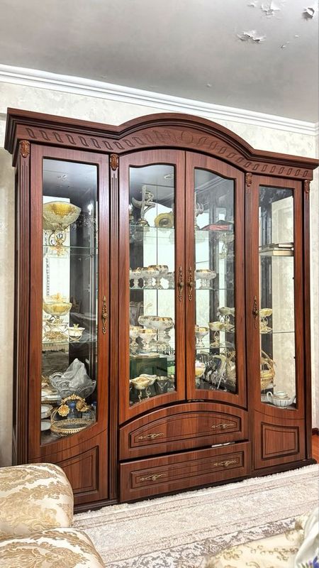 Стенка камот,ореховый темно коричневый цвет,в идеальном состояние .