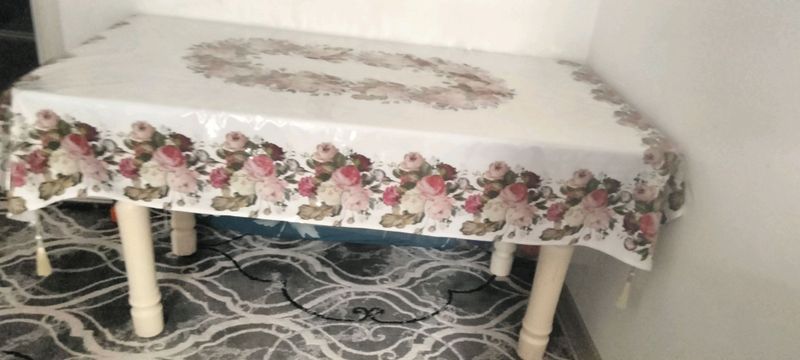 Stochna sotiladi Divan 2ta yostiq,2ta tumba +stol Stochna sotiladi Divan 2ta yostiq,2ta tumba +stol