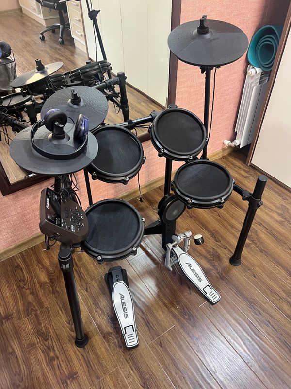 Электроная барабанная установка Alesis Nitro Mesh Kit Электроная барабанная установка Alesis Nitro Mesh Kit