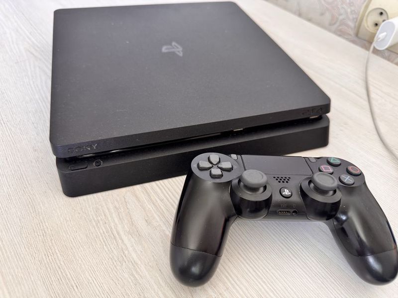 Срочно продаётся! Play Station 4 Slim 500GB и диски в подарок Срочно продаётся! Play Station 4 Slim 500GB и диски в подарок