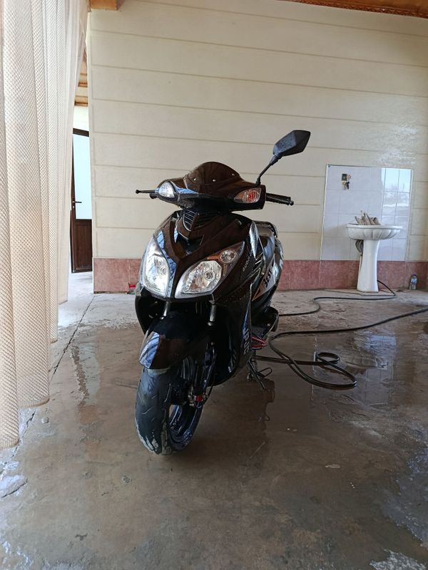 Skuter 150 kub sotiladi model hanoa kawaski Skuter 150 kub sotiladi model hanoa kawaski