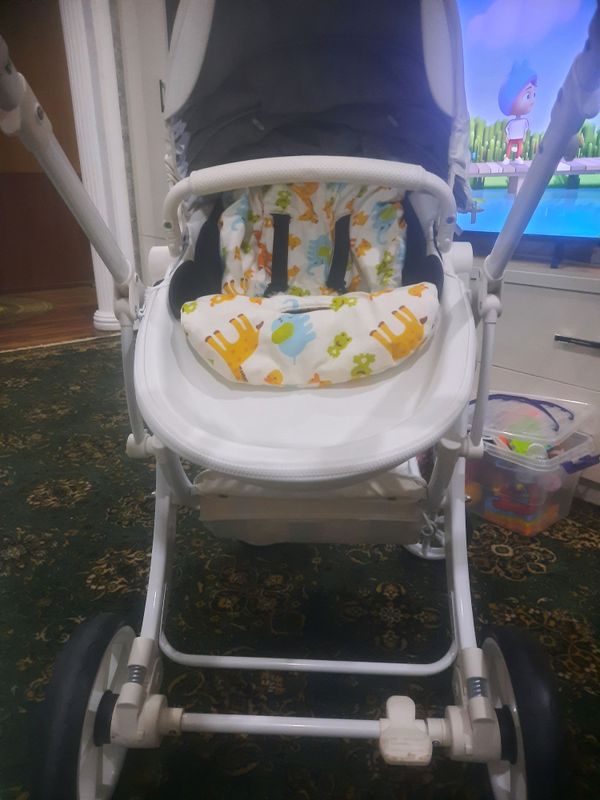 Продаю коляску 2 в 1 с люлькой . Продаю коляску 2 в 1 с люлькой .