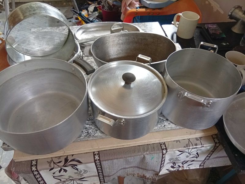 Продам кастрюли ,утятница,молоток для отбивной Продам кастрюли ,утятница,молоток для отбивной