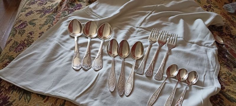 Продам ложки, вилки из мельхиора посеребные, пользовались очень мало. Продам ложки, вилки из мельхиора посеребные, пользовались очень мало.