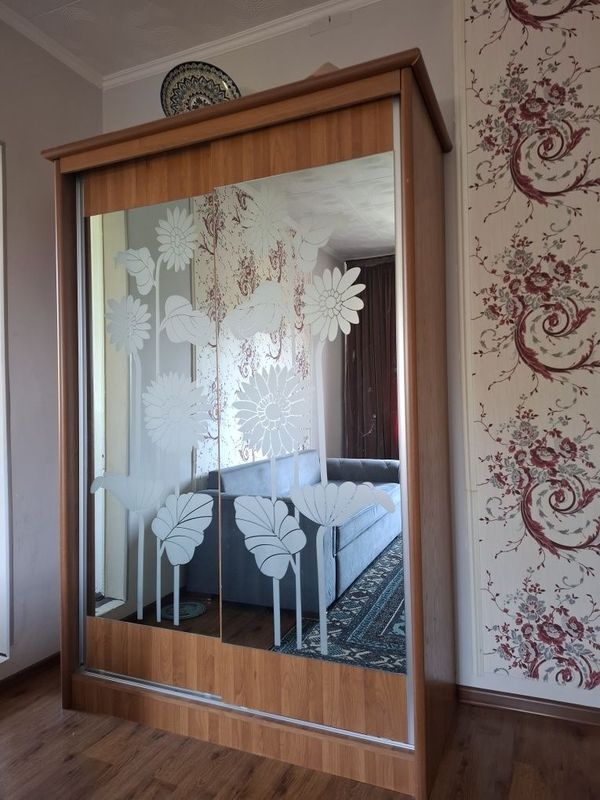 Срочно продаю шифонер купе Срочно продаю шифонер купе