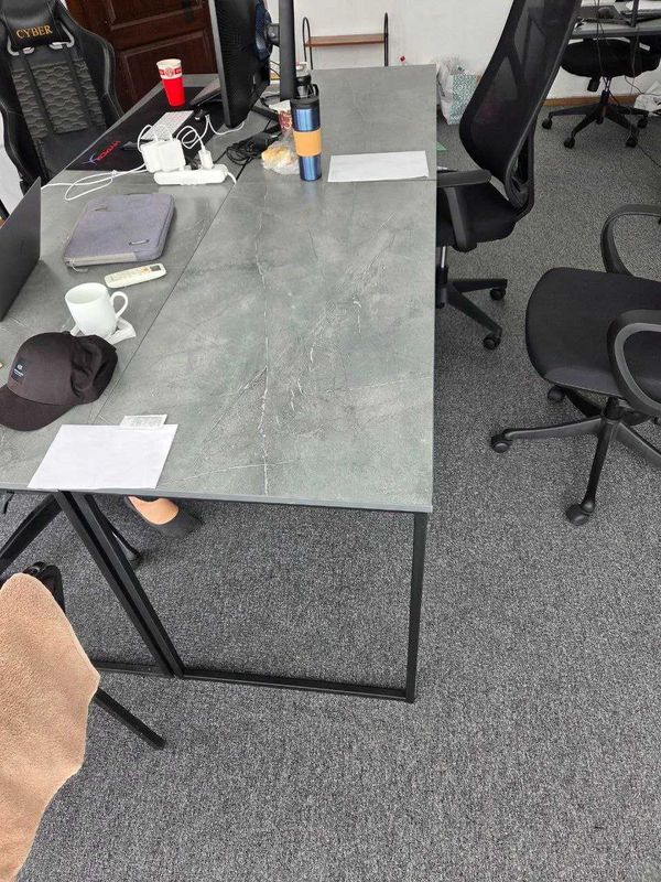 Ofis uchun stol sotiladi. Ofis uchun stol sotiladi.