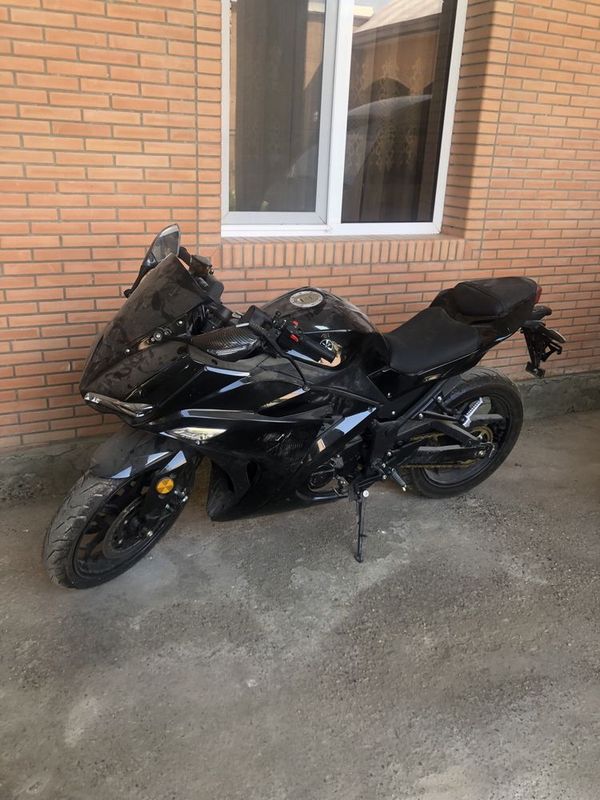 Mototsikl zuri bor Mototsikl zuri bor