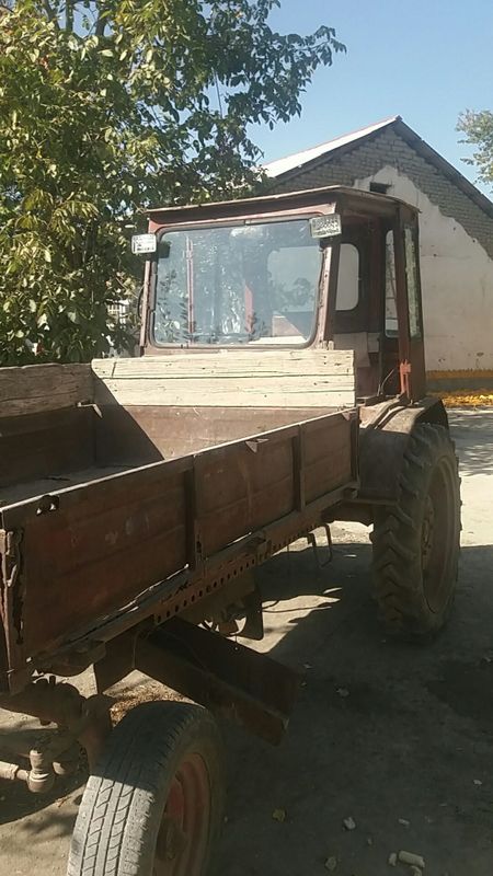 Traktor 16 makkayi chiqarishga