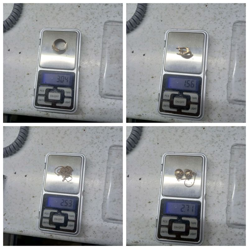 4 ta tilla taqinchoq sotiladi grami 900 mingdan. 4 ta tilla taqinchoq sotiladi grami 900 mingdan.