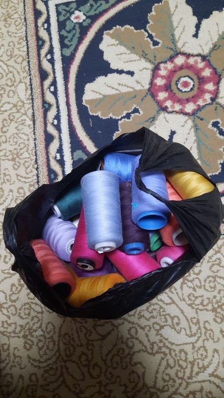 Продам швейные нитки . Продам швейные нитки .