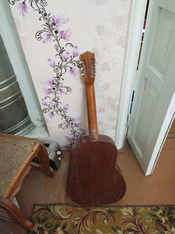 Продаю 2е советские гитары.