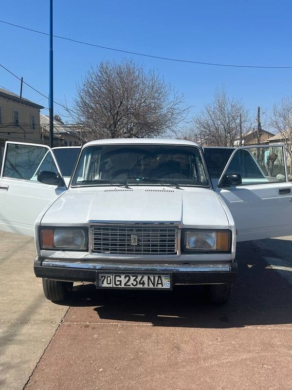 Lada 2107 sotiladi