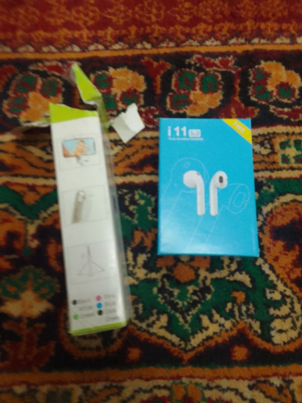 airpods, shatativ sotiladi narx 100 ming som ikkis airpods, shatativ sotiladi narx 100 ming som ikkis