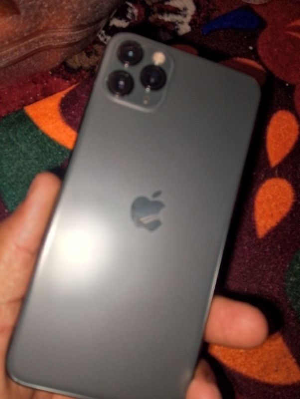 Ayfon 11 Pro max sotiladi 600 mig bolsa baraman parol bor ekranda ochi