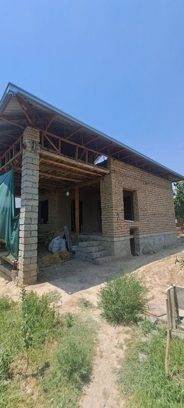 Курулиши тугалланмаган каропка шаклдаги ховли Курулиши тугалланмаган каропка шаклдаги ховли