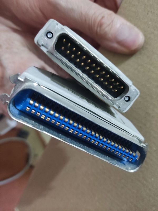 Кабель SCSI для периферийных устройств компьютера Кабель SCSI для периферийных устройств компьютера