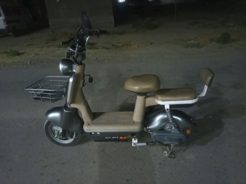 skuter sotiladi xolati yaxshi narxi 2200 skuter sotiladi xolati yaxshi narxi 2200