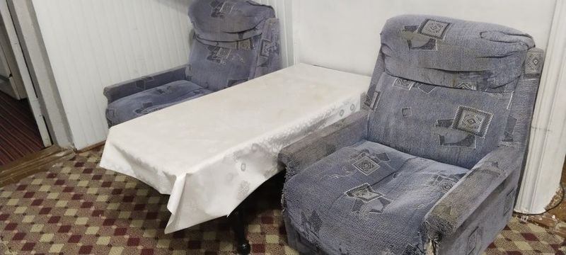 Продается два кресла и журнальный столик Продается два кресла и журнальный столик