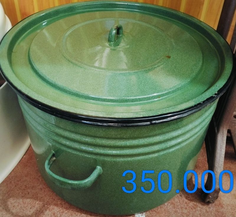 Продаются Казан и Кастрюли Продаются Казан и Кастрюли