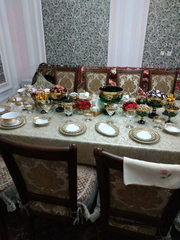 продаётся стол и стулья для гостинной