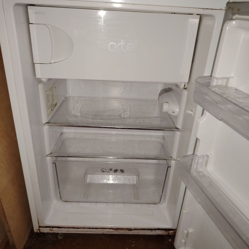 Artel muzlatkizi ishlatilgan narxi kelishildi ustida yorig'i bor Artel muzlatkizi ishlatilgan narxi kelishildi ustida yorig'i bor