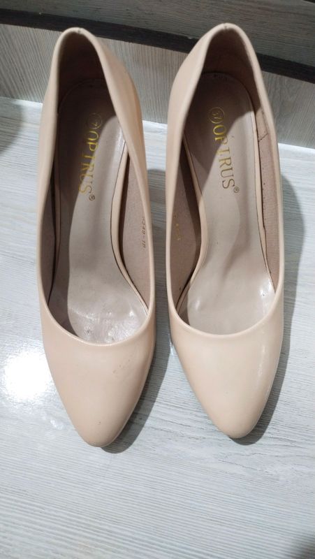 ivory tufli 2 marta kiyilgan holati ideal ivory tufli 2 marta kiyilgan holati ideal