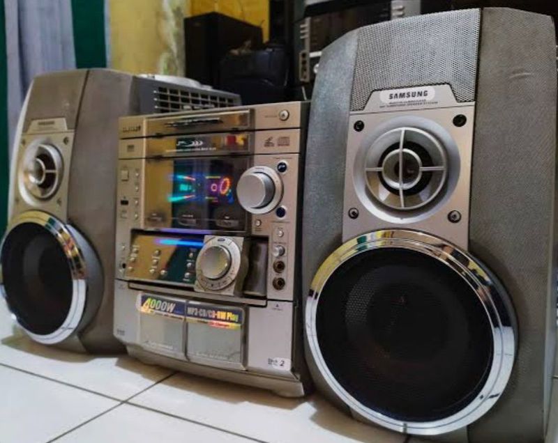 Muzikalniy sentr sotiladi srochna Muzikalniy sentr sotiladi srochna
