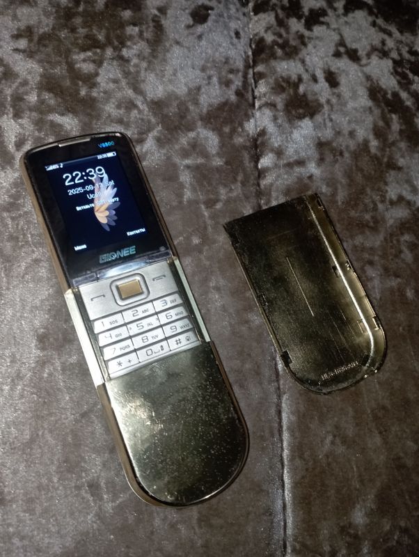 GIONEE V8800 sotiladi 2simkartali narxi 300000