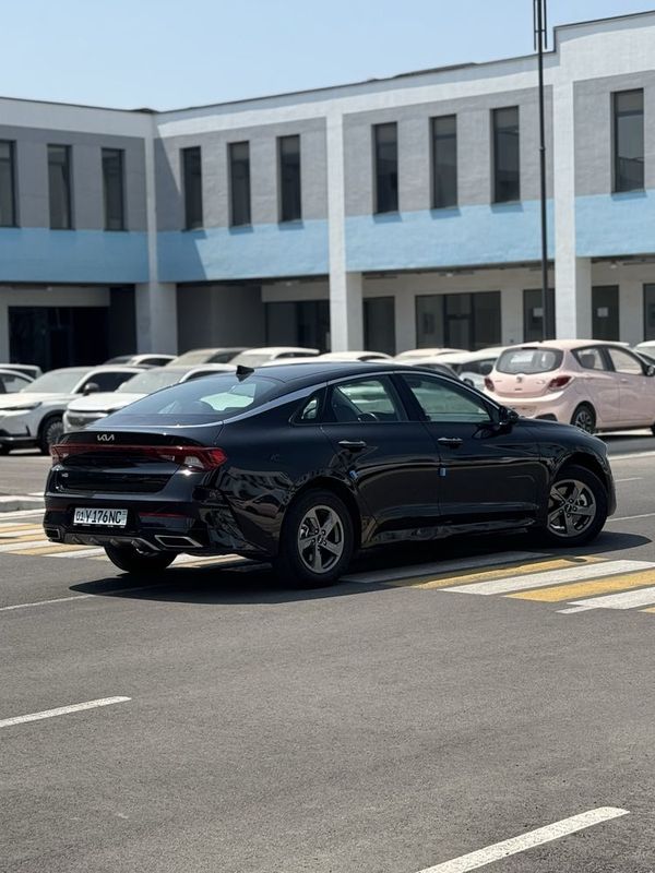 Kia K5 2023 lyuksiz pozitsiyasi Kia K5 2023 lyuksiz pozitsiyasi