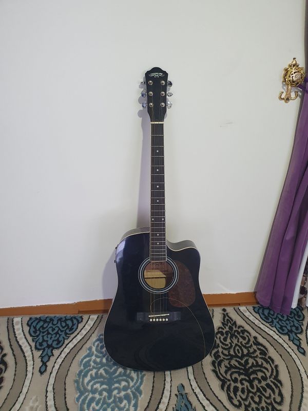 Gitara sotiladi narxi 1400000 so'm Gitara sotiladi narxi 1400000 so'm