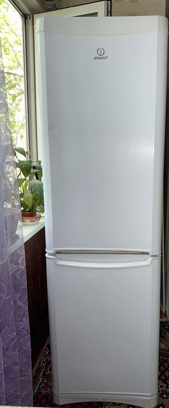 СРОЧНОдвухкамерный холодильник INDESIT СРОЧНОдвухкамерный холодильник INDESIT