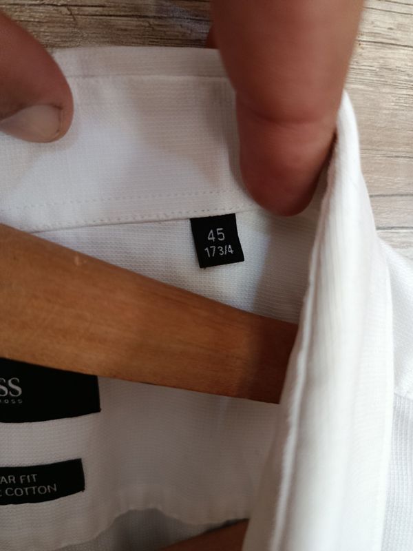 Рубашка бренда HUGO BOSS.