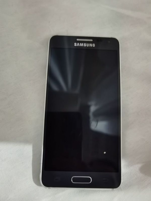 Samsung alfa sotiladi radnoy xolati zo'r Samsung alfa sotiladi radnoy xolati zo'r