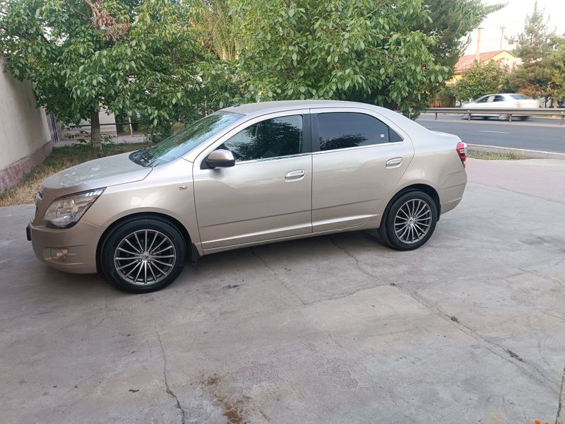 Vossen Diska Balon 215 55 R17 Holati yaxshi baloni ortacha Vossen Diska Balon 215 55 R17 Holati yaxshi baloni ortacha