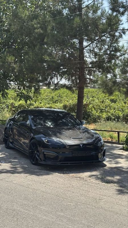 Tesla model s plaid restayling sotiladi